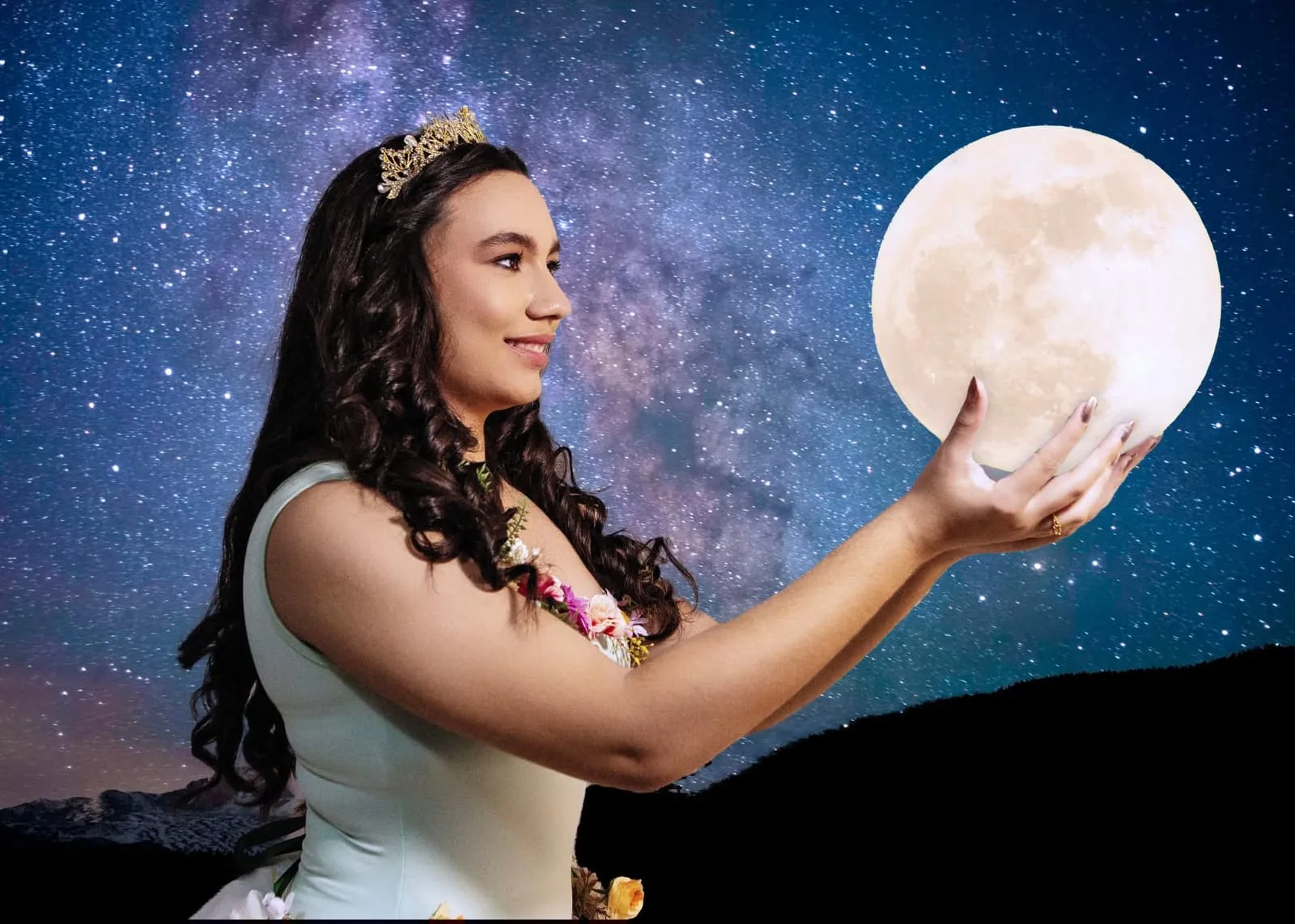 Mulher com tiara segurando uma lua cheia em cenário noturno.